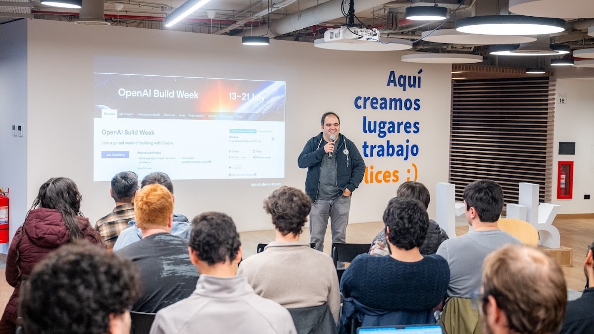 Alonso Astroza presenta durante OpenAI Build Week Community Event en Santiago