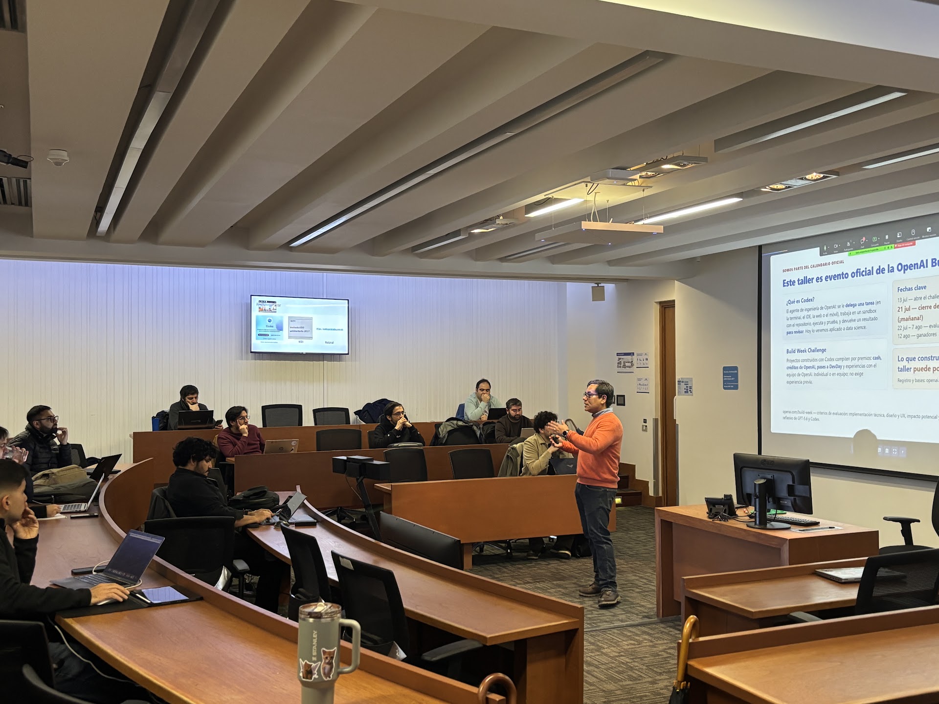 Alonso Astroza presenta Codex para Data Science ante asistentes trabajando con sus notebooks