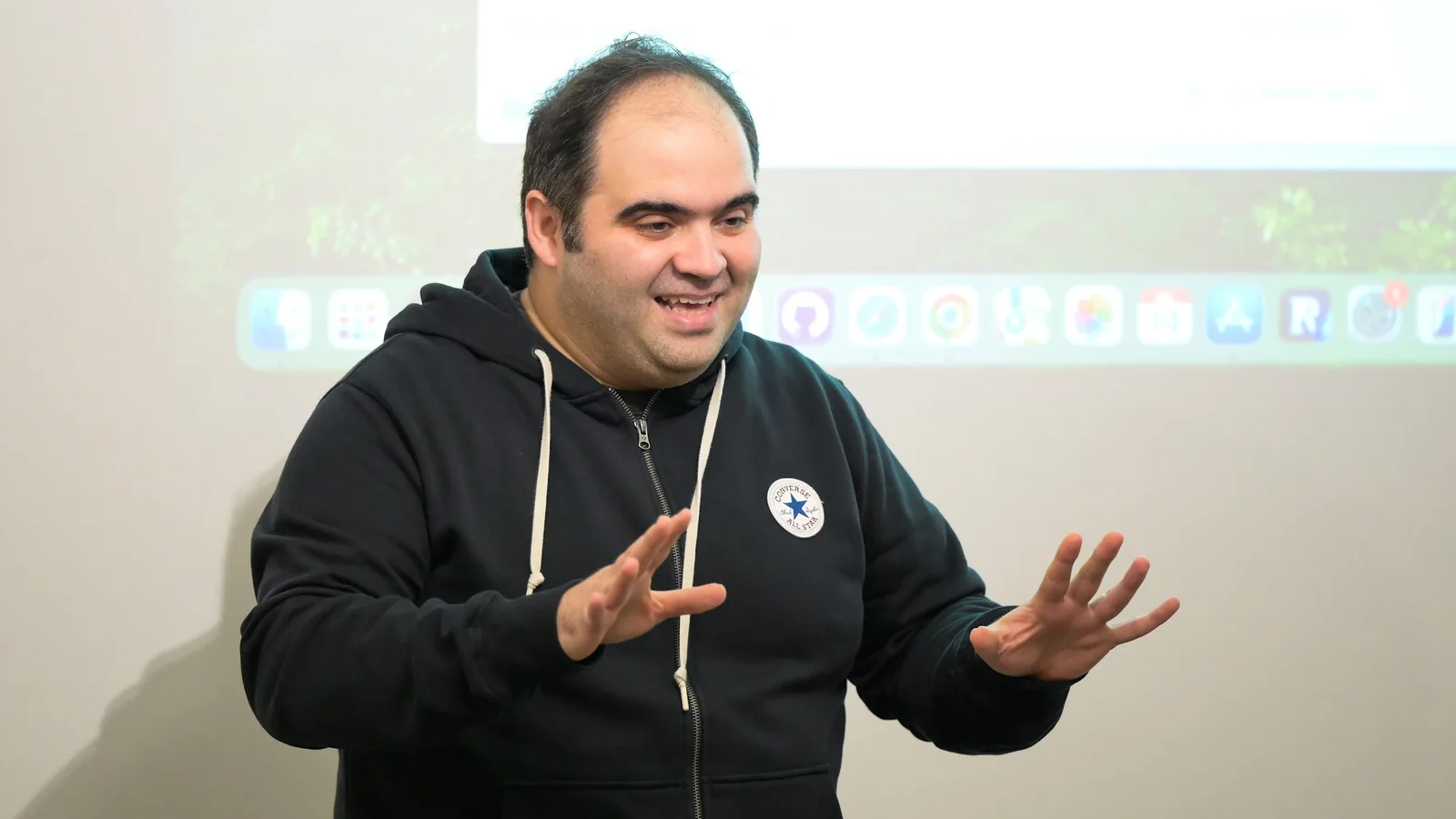 Alonso Astroza presentando durante la Jornada Codex para Todos en Concepción