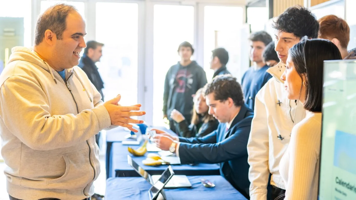 Alonso Astroza conversando con estudiantes durante el Showcase ExploraTec